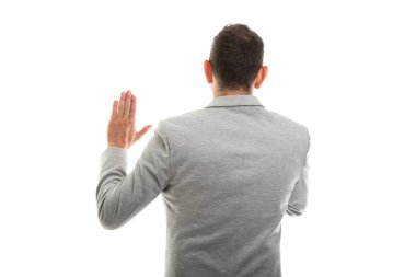 Beyaz arka plan üzerinde izole yemin jest gösterilen iş adamı arkadan görünüm