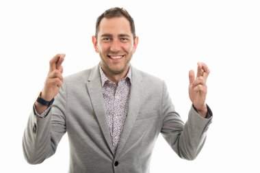 Beyaz arka plan üzerinde izole çift çapraz parmak hareketi gösterilen iş adamı portresi