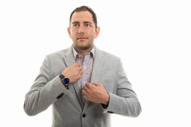 İş adamı boşaltmak reklam alan beyaz zemin üzerine izole ceket düzenlenmesi portresi