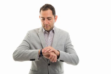 İş adamı boşaltmak reklam alan beyaz zemin üzerine izole saatine bakarak portresi