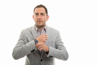 İş adamı boşaltmak reklam alan beyaz zemin üzerine izole kol düzenlenmesi portresi