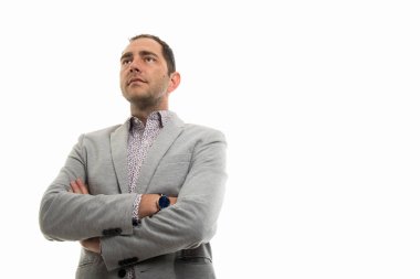 İş adam silah ile ayakta düşük açılı izole üzerinde beyaz arka plan boşaltmak reklam alanı ile geçti