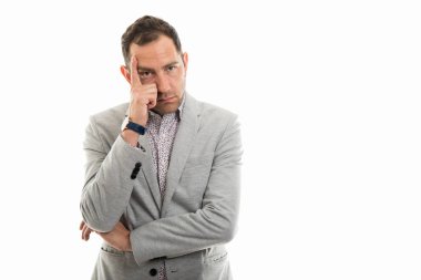 İş adamı boşaltmak reklam alan beyaz zemin üzerine izole düşünme jest gösterilen portresi