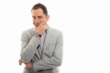 İş adamı arıyor kuşkuyla boşaltmak reklam alan beyaz zemin üzerine izole portresi