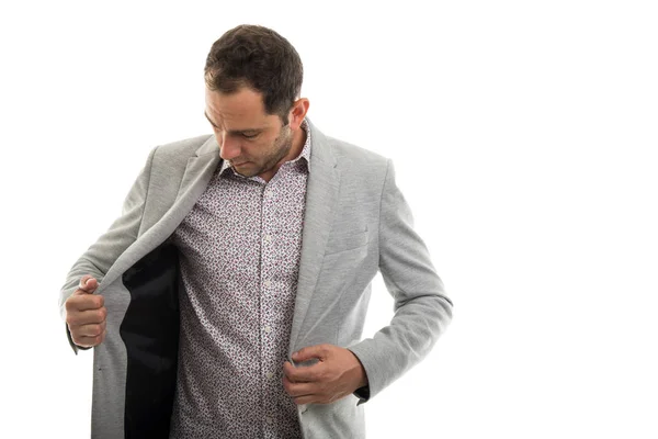 Πορτρέτο Του Επιχείρηση Άνθρωπος Unbuttoning Σακάκι Του Απομονώνονται Λευκό Φόντο — Φωτογραφία Αρχείου
