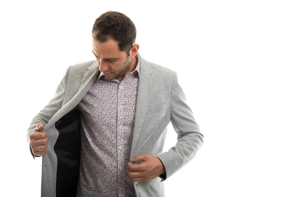 Retrato Del Hombre Negocios Desabotonando Chaqueta Aislada Sobre Fondo Blanco —  Fotos de Stock