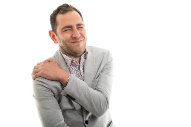 Omuz ağrısı gösterilen iş adamı portresi jest izole üzerinde beyaz arka plan ile boşaltmak reklam alanı