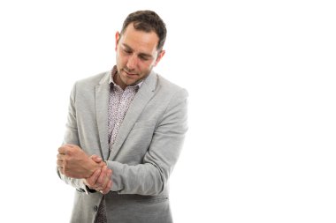 Bilek ağrı gösterilen iş adamı portresi jest izole üzerinde beyaz arka plan ile boşaltmak reklam alanı