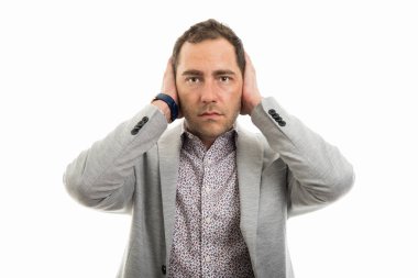 Kulakları kapsayan iş adamı portresi jest izole üzerinde beyaz arka plan