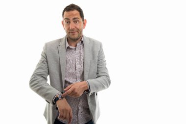 Geç saati gösteren iş adamı portresi jest izole üzerinde beyaz arka plan ile boşaltmak reklam alanı