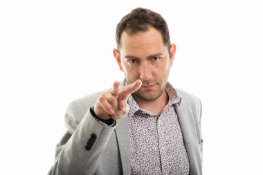 Yapma iş adamı portresi izliyorum izole üzerinde beyaz arka plan boşaltmak reklam alanı ile jest