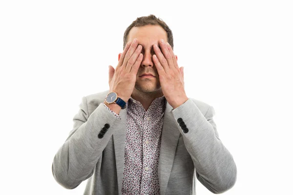 Retrato Homem Negócios Cobrindo Olhos Gesto Isolado Sobre Fundo Branco — Fotografia de Stock