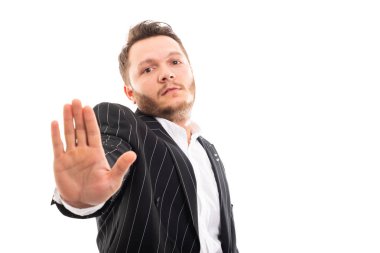 Dur gösterilen iş adamı portresi jest izole üzerinde beyaz arka plan ile boşaltmak reklam alanı