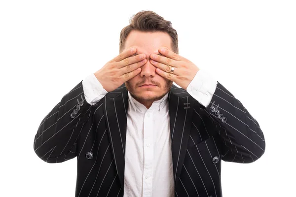 Retrato Homem Negócios Cobrindo Olhos Como Conceito Cego Isolado Fundo — Fotografia de Stock