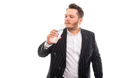 Bir şişe su boşaltmak reklam alan beyaz zemin üzerine izole içme iş adamı portresi