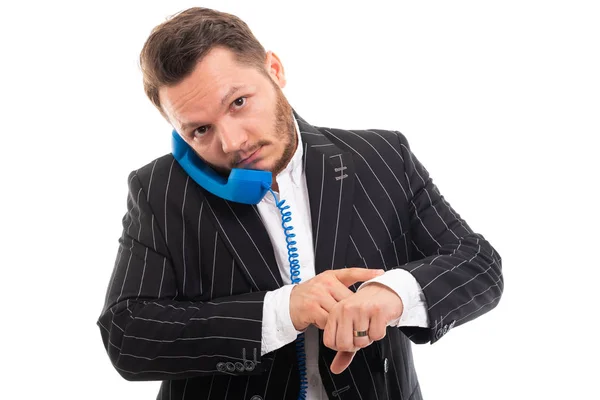 Hombre Negocios Mostrando Reloj Pulsera Hablando Teléfono Receptor Azul Aislado — Foto de Stock