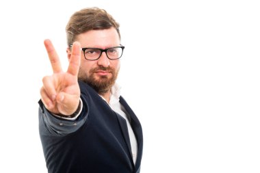 Zafer gösterilen iş adamı portresi jest izole üzerinde beyaz arka plan ile boşaltmak reklam alanı