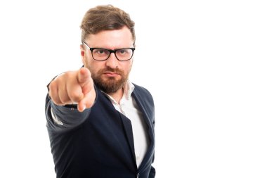 İş adamı boşaltmak reklam alan beyaz zemin üzerine izole parmak ile işaret portresi