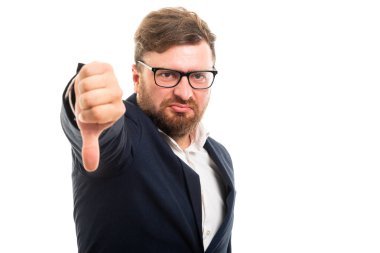 Başparmak aşağı boşaltmak reklam alan beyaz zemin üzerine izole jest gösterilen iş adamı portresi