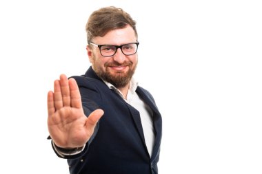 Dur gösterilen iş adamı portresi jest izole üzerinde beyaz arka plan ile boşaltmak reklam alanı