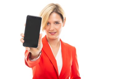 Cep telefonu boşaltmak reklam alan beyaz zemin üzerine izole gösterilen genç iş kadını seçilen odak