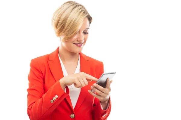 Mujer Negocios Atractiva Joven Navegando Teléfono Móvil Aislado Fondo Blanco — Foto de Stock