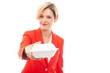 Genç iş kadını boşaltmak reklam alanı ile beyaz arka plan üzerinde öğle yemeği kutusu sunan güzel