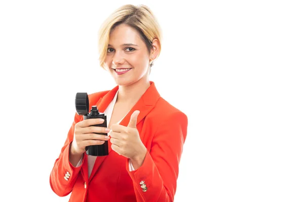 Jovem Mulher Negócios Bonita Segurando Perfume Mostrando Como Fundo Branco — Fotografia de Stock