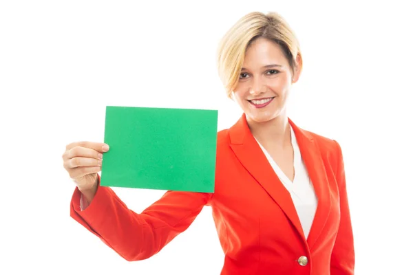 若い可愛い白地 Copyspace 広告領域でのビジネス女性示すグリーン カード ボード — ストック写真
