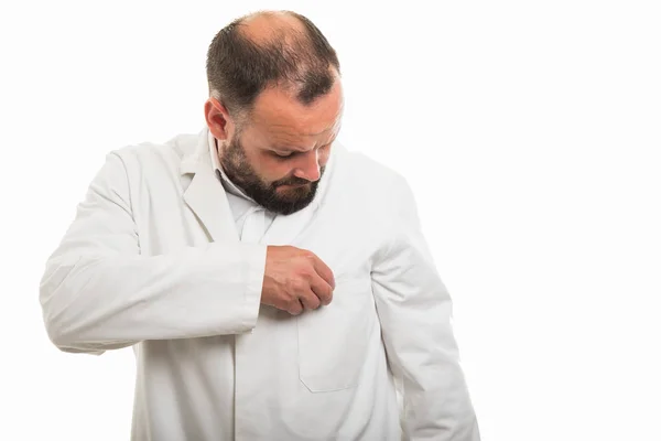 Retrato Médico Masculino Verificando Seu Bolso Peito Isolado Fundo Branco — Fotografia de Stock