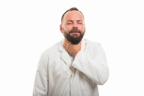 男性医生肖像显示喉咙疼痛手势在白色背景下与 Copyspace 广告区隔离 — 图库照片