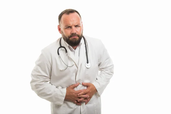 男性医生肖像显示胃痛手势在白色背景下与 Copyspace 广告区隔离 — 图库照片