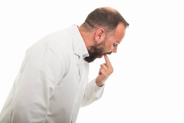 Copyspace 折込広告エリアで白い背景で隔離のジェスチャーを投げるを示す男性医師の肖像画 — ストック写真