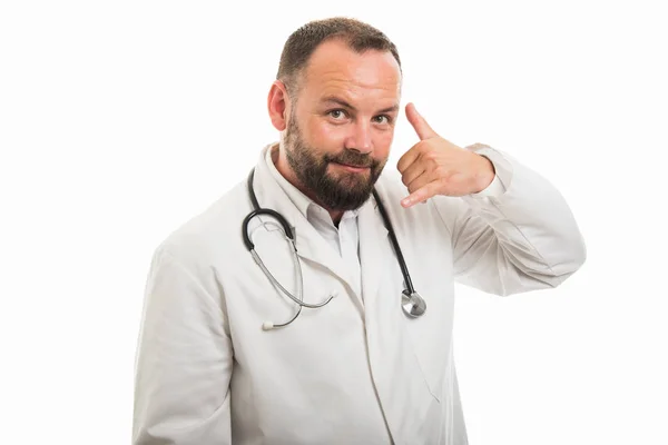 Porträtt Manliga Läkare Visar Kalla Mig Gest Isolerad Vit Bakgrund — Stockfoto
