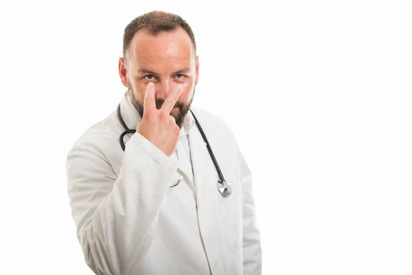 Retrato Médico Varón Que Muestra Observando Gesto Aislado Sobre Fondo —  Fotos de Stock