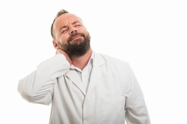 男性医生肖像显示颈部疼痛手势在白色背景下与 Copyspace 广告区隔离 — 图库照片