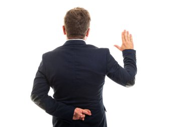 Arkadan iş adamı boşaltmak reklam alan beyaz zemin üzerine izole sahte yemin jest gösterilen görünüşü