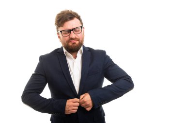 İş adamı kadar ceketinin düğmelerini portresi jest izole üzerinde beyaz arka plan ile boşaltmak reklam alanı