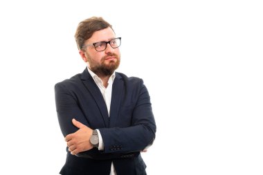 Kollarını holding iş adamı portresi jest izole üzerinde beyaz arka plan ile boşaltmak reklam alanı