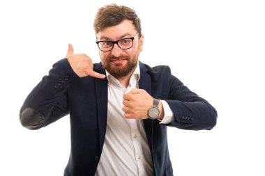 Kol saati ve çağrı bana jest boşaltmak reklam alan beyaz zemin üzerine izole gösteren iş adamı