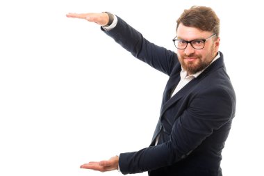 İş adamı boşaltmak eliyle tutarak portresi jest izole üzerinde beyaz arka plan ile boşaltmak reklam alanı