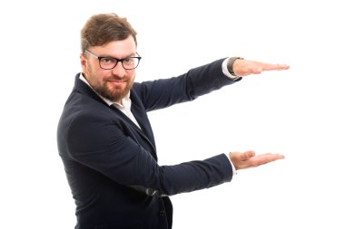 İş adamı boşaltmak eliyle tutarak portresi jest izole üzerinde beyaz arka plan ile boşaltmak reklam alanı