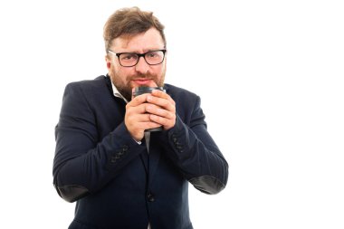 İş adamı boşaltmak reklam alan beyaz zemin üzerine izole kahve gitmek ile ısınma portresi