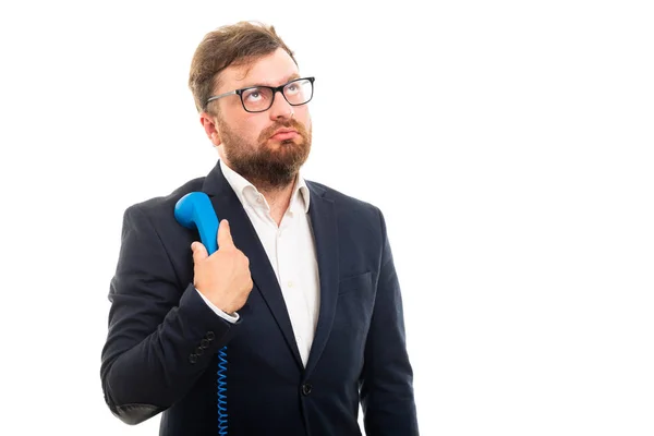 Retrato Del Hombre Negocios Sosteniendo Receptor Azul Pensando Aislado Sobre —  Fotos de Stock