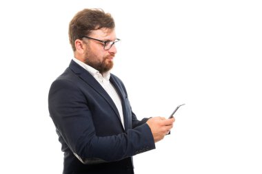 İş adamı manifatura yan görünüm boşaltmak reklam alan beyaz zemin üzerine izole Smartphone