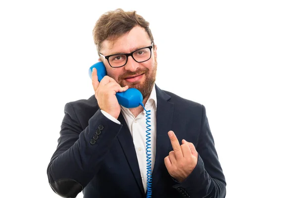 Hombre Negocios Hablando Receptor Azul Mostrando Dedo Medio Aislado Sobre — Foto de Stock