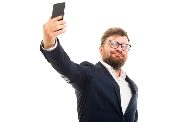 Copyspace 折込広告エリアで白い背景で隔離のスマート フォンで Selfie をやっているビジネスの男のポートレート — ストック写真