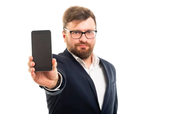 Retrato Homem Negócios Mostrando Smartphone Para Câmera Isolada Fundo Branco — Fotografia de Stock
