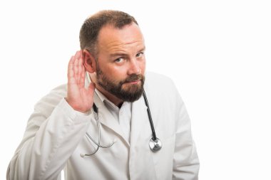 Erkek doktor gösterilen portresi izole üzerinde beyaz arka plan boşaltmak reklam alanı ile jest duyamıyorum