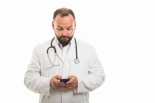 男性医生的肖像在白色背景的智能手机上发短信 Copyspace 广告区 — 图库照片